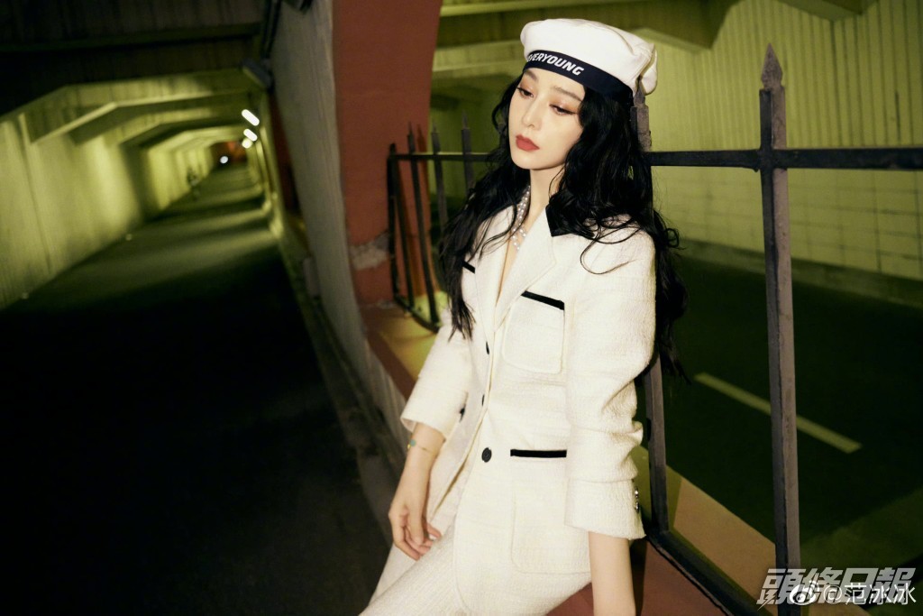 最近秋意涼，范冰冰在微博貼出秋日新look相。